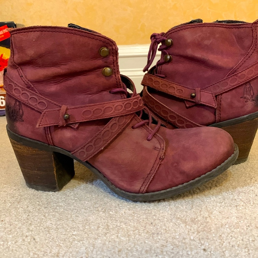 Hush puppies leather heeled boots in Burgundy